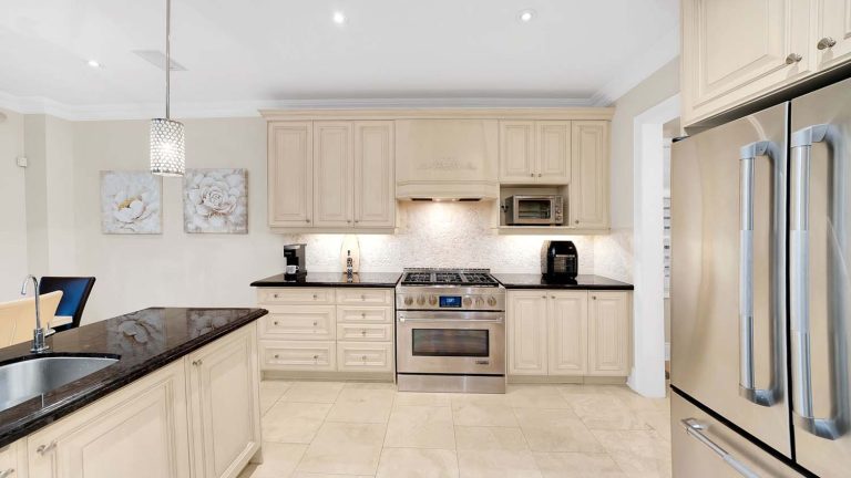 27-web-or-mls-328-st-urbain-dr