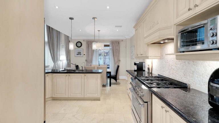 29-web-or-mls-328-st-urbain-dr