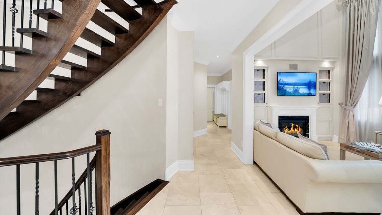 30-web-or-mls-328-st-urbain-dr