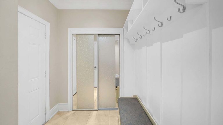 31-web-or-mls-328-st-urbain-dr